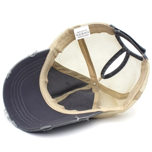 Casquette trucker bleu marine et beige en maille avec ouverture pour queue de cheval