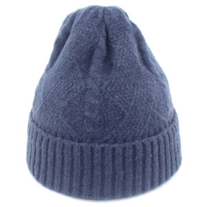 Nahaufnahme der dunkelblauen Strickmütze aus Wollmischung mit Zopfmuster und Rippstrick