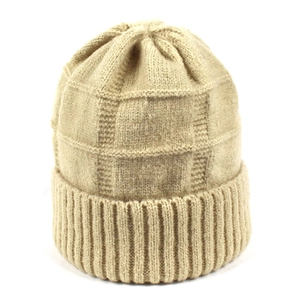 Dettaglio della trama in maglia a nido d'ape beige e del bordo a coste di un berretto di lana
