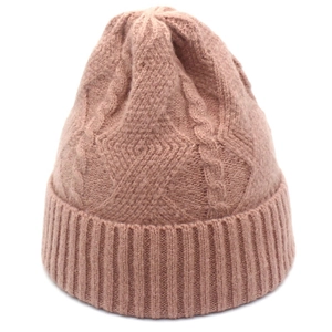 Detailansicht der rosa Strickmütze mit Zopfmuster und Rautenstruktur aus Wollmischung