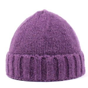 Dettaglio della trama del cappello di lana viola scuro con risvolto caldo per l'inverno