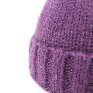 Berretto corto in maglia viola con bordo risvoltato per uomo e donna in inverno