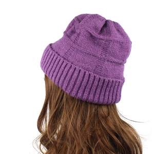 Vista posteriore di un berretto di lana viola a maglia con risvolto a coste per donna