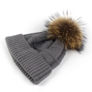 Gorro de punto gris para mujer con pompón de piel natural suave y cálido