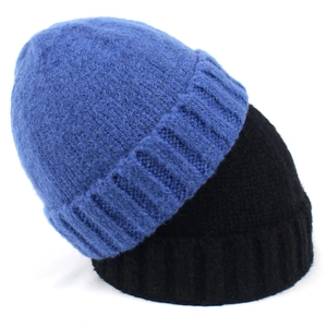 Dettaglio di berretti in maglia blu scuro e nero con trama a coste spessa