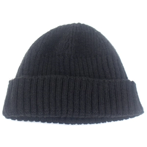 Minimalist black cuffed knit beanie with chunky rib knit design for winter warmth