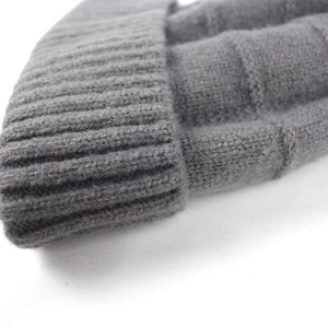 Gorro de lana gris de punto grueso para mujer con detalle de dobladillo acanalado