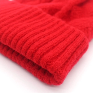 Dicke Damen Strickmütze aus Wollmischung in Rot mit warmem Rippenmuster für den Winter