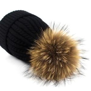 Berretto da donna in lana d'alpaca a trecce con grande pompon in vera pelliccia morbida