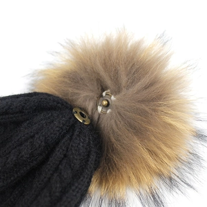 Berretto in lana di alpaca da donna con pompon in vera pelliccia rimovibile e bottone