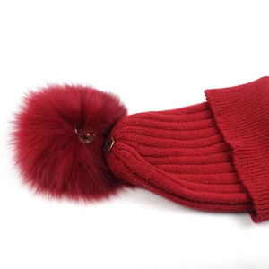 Berretto in maglia rossa a coste verticali con pompon staccabile per l'inverno
