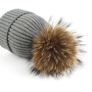 Gorro de punto de alpaca para invierno con pompón grande de pelo sintético en gris