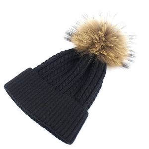 Berretto in maglia nera da donna in lana di alpaca con pompon in vera pelliccia marrone