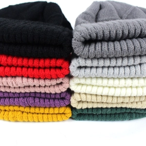 Berretto in maglia di lana da donna in vari colori caldi per l'autunno e l'inverno