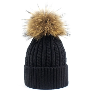 Berretto da donna in lana di alpaca con grande pompon in pelliccia nero e marrone