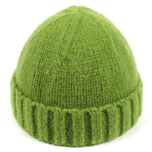Dettaglio della trama in maglia a coste verde brillante su un berretto invernale a risvolto