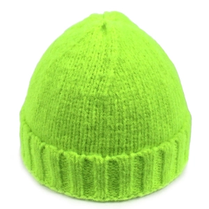 Dettaglio del berretto in maglia verde brillante con ampio risvolto a coste e trama calda