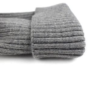 Gorro de lana de punto acanalado gris para invierno con patrón vertical de textura gruesa