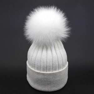 Berretto bianco in misto pelo di coniglio con grande pompon e design a coste con risvolto