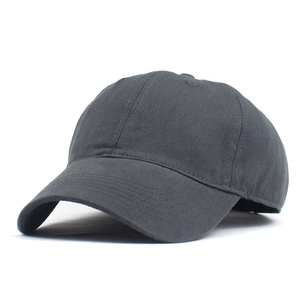 Vue détaillée de la casquette en coton gris foncé montrant les coutures sur la visière courbée