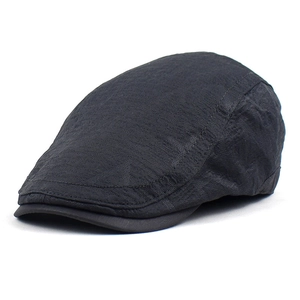 Béret classique noir en maille respirante pour hommes et femmes au design minimaliste