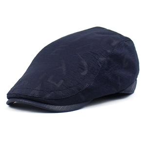 Béret en maille respirante bleu marine avec bord en cuir et silhouette classique