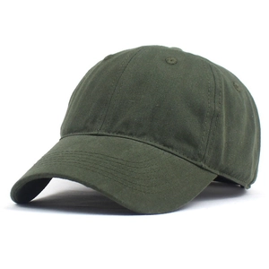 Détail d'une casquette de baseball en coton lavé vert olive avec visière courbée