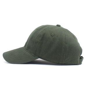 Détail de casquette de baseball en coton vert armée avec boucle métallique ajustable