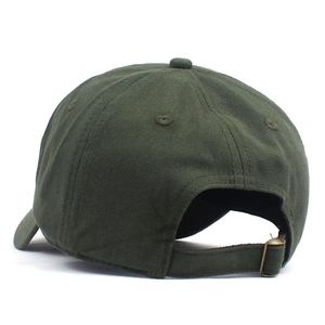Vue détaillée de la boucle en métal et de la sangle de la casquette de baseball vert foncé