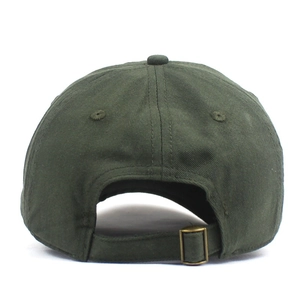 Détail de la casquette de baseball en coton vert olive avec boucle en métal ajustable
