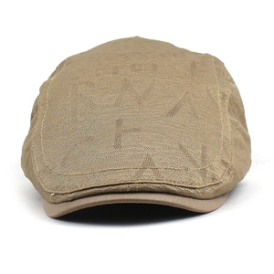 Détail macro d'une casquette plate kaki avec imprimés de lettres et texture textile