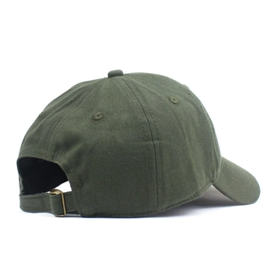 Casquette de baseball classique en coton vert armée avec boucle métallique réglable sur blanc