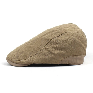 Détail du béret marron clair avec tissu texturé et bordure en similicuir élégante