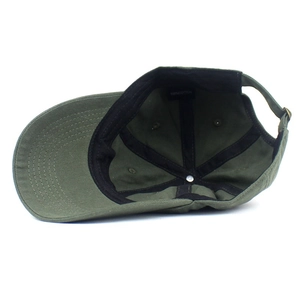 Casquette de baseball en coton vert armée montrant la structure interne et le bandeau