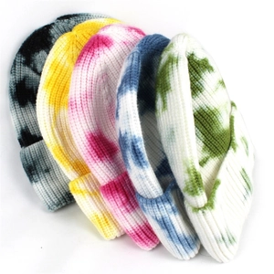 Bonnets en tricot tie-dye chic avec pompons moelleux en cinq couleurs assorties