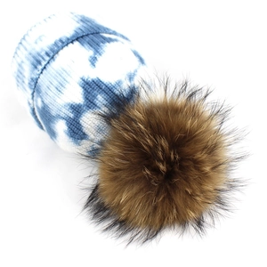 Bonnet en tricot tie-dye bleu et blanc pour femme avec pompon marron doux pour l'hiver