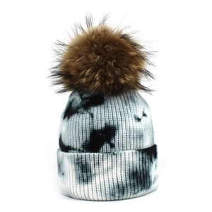 Bonnet tricoté tie-dye pour femmes avec un grand pompon en fourrure marron duveteux
