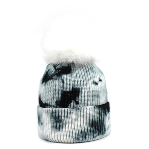 Bonnet en tricot tie-dye pour femmes avec un pompon blanc en fausse fourrure