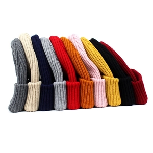 Bonnet en maille classique pour l'hiver en dix couleurs variées avec large bord replié