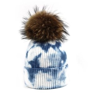 Bonnet d'Hiver Chaud pour Femme Avec Pompon en Fourrure de Raton Laveur Tie Dye Fil Guipé Bonnet en Tricot Côtelé