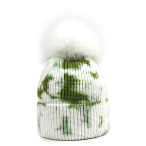 Bonnet en tricot tie-dye pour femme avec pompon en fausse fourrure blanche et maille côtelée