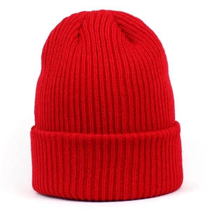 Bonnet en maille côtelée rouge pour homme et femme avec revers classique pour l'hiver