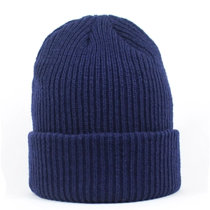 Texture détaillée du bonnet en maille bleu foncé avec fil épais et large revers
