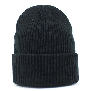Bonnet classique en maille côtelée noire pour l'hiver avec un design minimaliste à revers