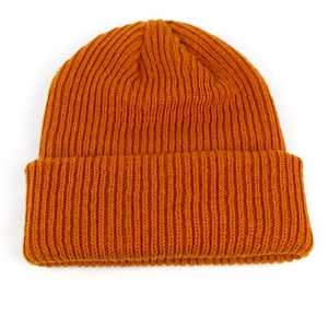 Gros plan sur la maille côtelée épaisse d'un bonnet d'hiver de couleur moutarde