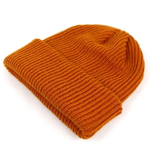 Gros plan du bonnet en maille côtelée jaune gingembre avec large revers d'hiver