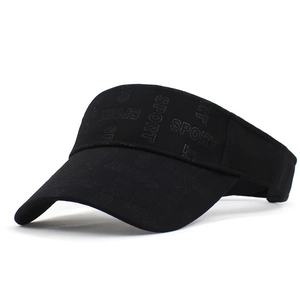 Detail eines schwarzen Sport-Sonnenvisiers mit geprägtem Sport-Schriftzug und Textur