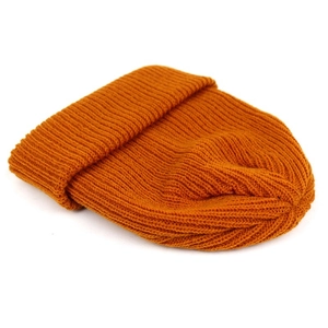 Détail du bonnet en maille côtelée orange montrant le tissu épais et le revers classique