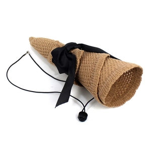 Cappello da sole pieghevole in paglia da donna con fiocco nero e laccio antivento