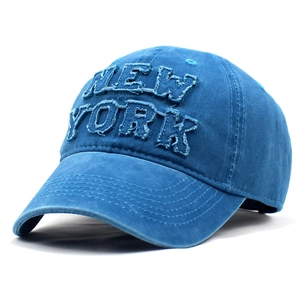 Dettaglio del cappellino New York blu navy con ricamo vintage e bordi sfrangiati